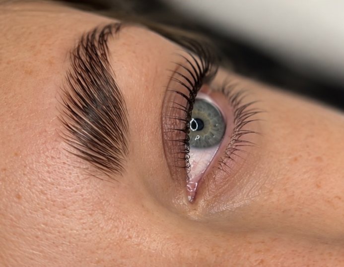 Laminado de cejas y lifting